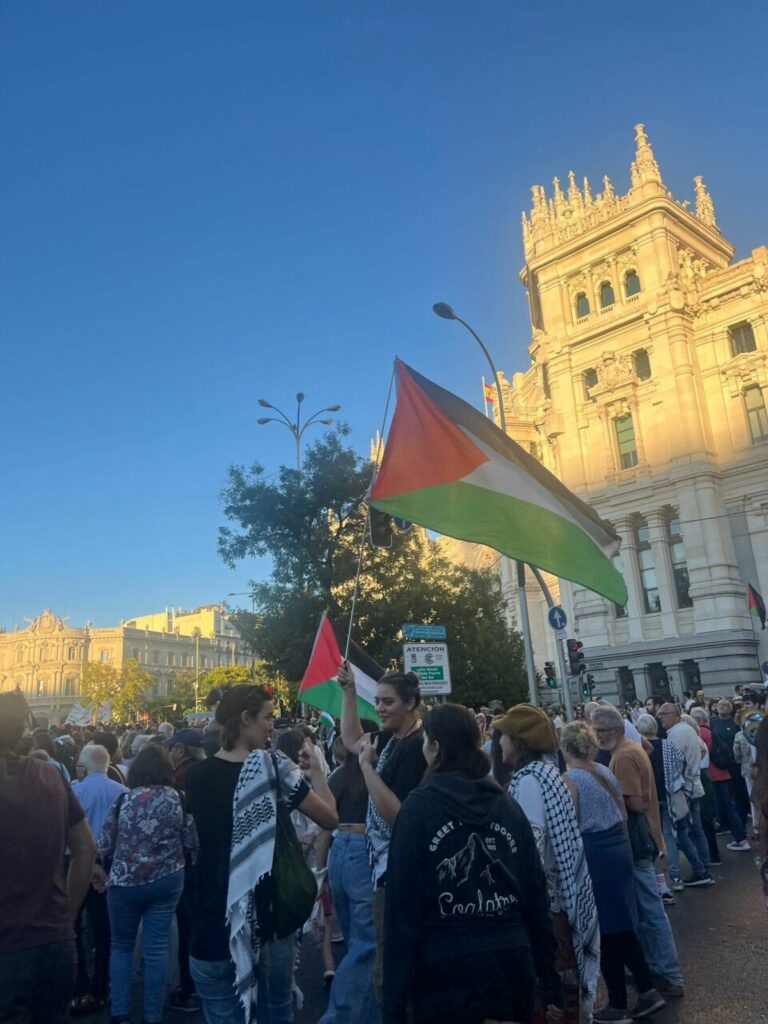 Manifestación con banderas palestinas en una plaza concurrida