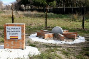 En el solar de la antigua prisión existe un 'memorial alternativo realizado por la Plataforma Ciudadana por la Memoria de la Cárcel de Carabanchel - MEMORIA GARA