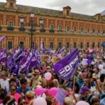 Multitud de personas en Sevilla con pancartas y banderas durante la movilización.