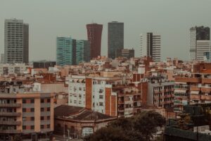 Vista panorámica de edificios modernos en Barcelona