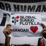 Decenas de personas esperan la llegada de los 21 ciudadanos espa&ntilde;oles integrantes de la Sumud Global Flotilla al Aeropuerto Adolfo Su&aacute;rez Madrid-Barajas - A. P&eacute;rez Meca - Europa Press