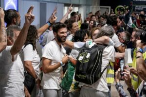 Llegada de los 21 ciudadanos españoles integrantes de la Sumud Global Flotilla al Aeropuerto Adolfo Suárez Madrid-Barajas. (Foto: A. Pérez Meca - Europa Press)