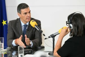 El presidente del Gobierno, Pedro Sánchez, durante la entrevista en el programa 'Hoy por Hoy', de la Cadena SER. (Foto: Pool Moncloa/Borja Puig de la Bellacasa)