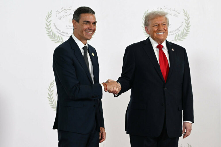 El presidente del Gobierno, Pedro Sánchez, y el presidente de EEUU, Donald Trump, en la ceremonia de firma del Plan de Paz para Oriente Próximo. (Foto: Moncloa)