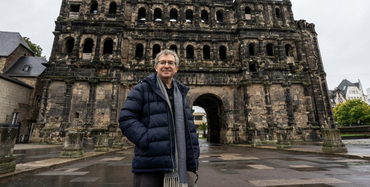 Santiago Posteguillo ante la Porta Nigra (Foto: Miquel Olivé)