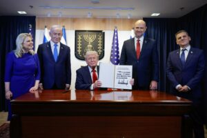 El presidente de EEUU, Donald Trump, y el primer ministros de Israel, Benjamin Netanyahu, entre otros. (Foto: X The White House)