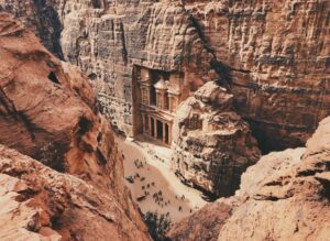 Vista aérea de Petra, la ciudad nabatea en Jordania, rodeada de montañas.