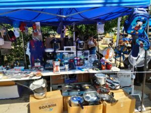 Mesa de venta con electrodomésticos y artículos del hogar en un mercado informal en La Habana.