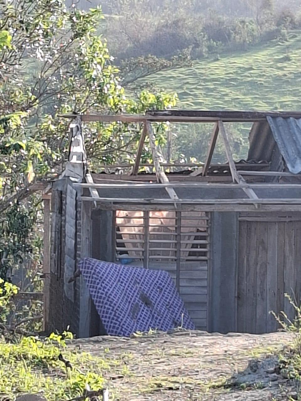 La imagen muestra una casa afectada por el huracán Melissa en Cuba, con un colchón visible en la entrada. Este desastre ha dejado más de 45,000 viviendas destruidas y miles de personas evacuadas. La situación es crítica en varias provincias, y la ayuda internacional es crucial para la recuperación (Foto: Julio A. Larramendi)