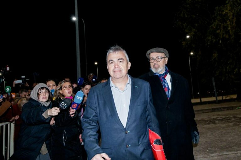 Santos Cerdán junto a uno de sus abogados tras salir de la cárcel de Soto del Real. (Foto: Carlos Luján – Europa Press)