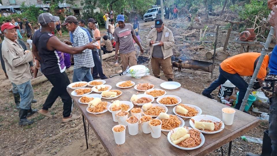 Personas reciben comida en una zona afectada por el huracán Melissa en Cuba (Foto: Julio A. Larramendi)