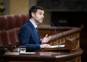 Pablo Bustinduy, ministro de Derechos Sociales, Consumo y Agenda 2030, en el hemiciclo. (Foto: Congreso)