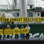 Líderes indígenas piden "respeto, voz y voto" en la COP30. En la imagen posan en una embarcación de la ONG GreenPeace el pasado miércoles, en el puerto de Pará, en la Universidad Federal de Pará (UFPA), en Belém (Brasil). / EFE/ Antonio Lacerda
