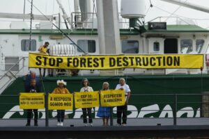 Líderes indígenas piden "respeto, voz y voto" en la COP30. En la imagen posan en una embarcación de la ONG GreenPeace el pasado miércoles, en el puerto de Pará, en la Universidad Federal de Pará (UFPA), en Belém (Brasil). / EFE/ Antonio Lacerda