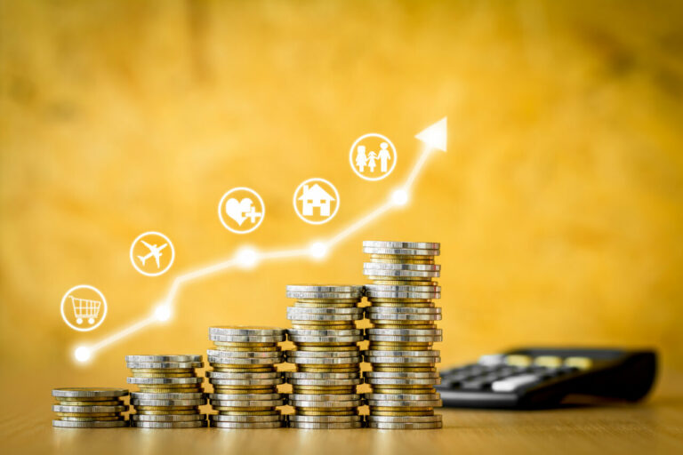 Gráfica de crecimiento del crédito a familias con monedas y símbolos