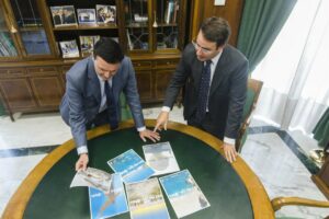 Imagen de archivo del presidente de la Diputación de Almería, Javier Aureliano García, y el diputado provincial de Turismo, Fernando Giménez. (Foto: Europa Press - Diputación de Almería)