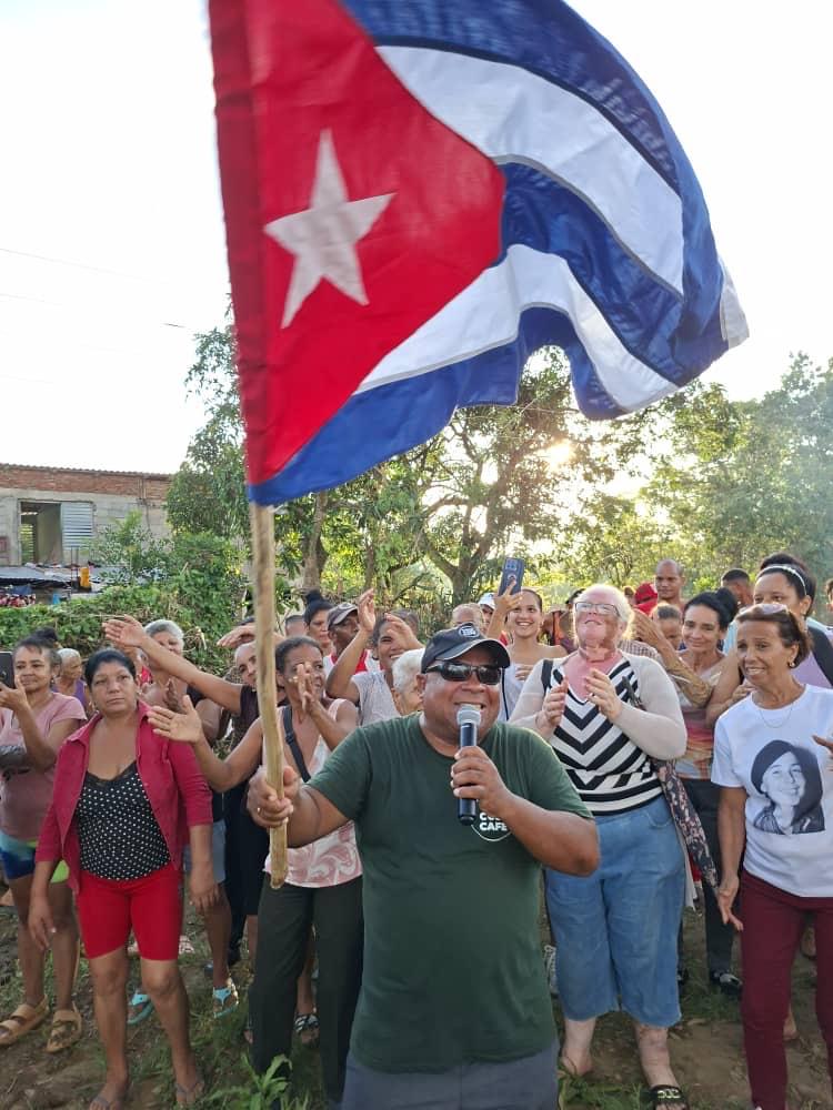 Tras el paso del huracán Melissa, más de 45,000 viviendas han sido destruidas en Cuba. La comunidad se reúne para apoyarse mutuamente en medio de la crisis. La ayuda internacional ha sido crucial, pero la recuperación tomará años. Las autoridades trabajan arduamente para brindar asistencia a los afectados (Foto: Julio A. Larramendi)