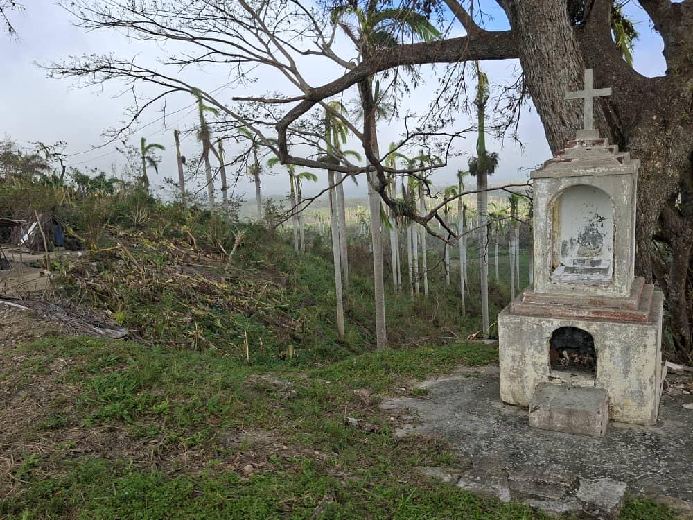Monumento en un paisaje afectado por el huracán Melissa en Cuba