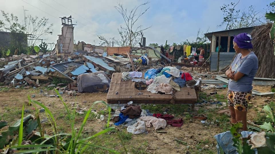 La imagen muestra a una mujer contemplando los escombros de su hogar tras el paso del huracán Melissa. Este fenómeno natural ha causado la destrucción de más de 45.000 viviendas y ha dejado a 120.000 personas evacuadas. La situación es crítica, con esfuerzos de rescate en marcha y ayuda internacional llegando a la isla (Foto: Julio A. Larramendi)