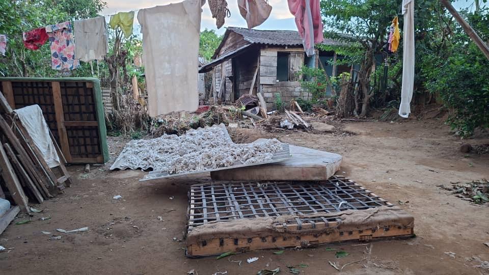 Daños en una vivienda tras el huracán Melissa en Cuba Tras el paso del huracán Melissa, más de 45,000 viviendas han sido destruidas en Cuba. La comunidad se reúne para apoyarse mutuamente en medio de la crisis. La ayuda internacional ha sido crucial, pero la recuperación tomará años. Las autoridades trabajan arduamente para brindar asistencia a los afectados (Foto: Julio A. Larramendi)