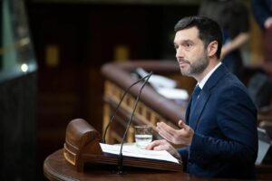 Pablo Bustinduy, ministro de Derechos Sociales, Consumo y Agenda 2030, en el Congreso. (Foto: Congreso)