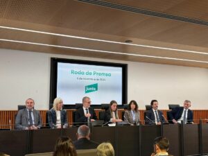 La portavoz de Junts en el Congreso, Miriam Nogueras, junto al resto de diputados del partido. (Foto: Junts)