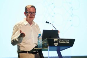 Markus Gabriel, catedrático de epistemología, filosofía moderna y contemporánea, en los cursos de verano de la UIMP, en Santander. / Juanma Serrano