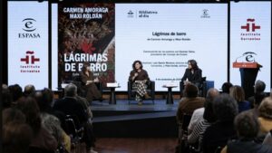 La escritora Carmen Amoraga; la presidenta del Consejo de Estado, Carmen Calvo y el escritor Maxi Roldán, durante la presentación del libro ‘Lágrimas de Barro’ en el Instituto Cervantes (Foto: Ricardo Rubio - Europa Press)