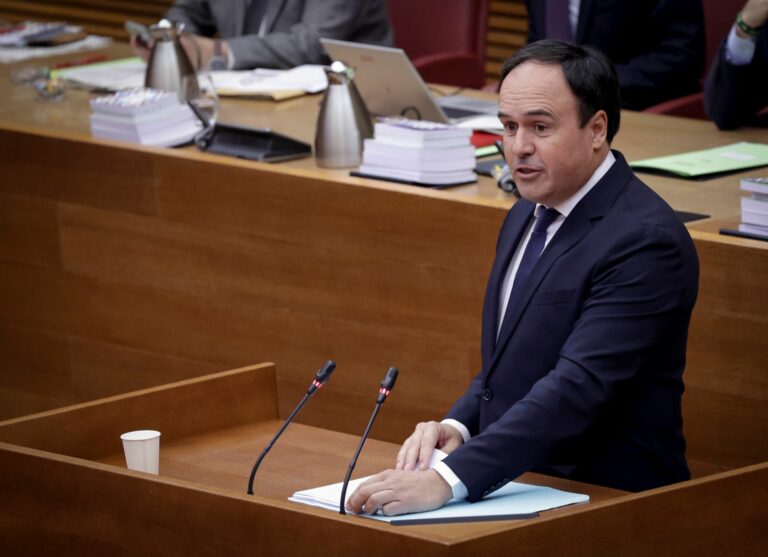 El candidato del PP a relevar a Carlos Mazón como presidente de la Generalitat Valenciana, Juanfran Pérez Llorca, en el debate de investidura. (Foto: José Cuéllar/Corts Valencianes)