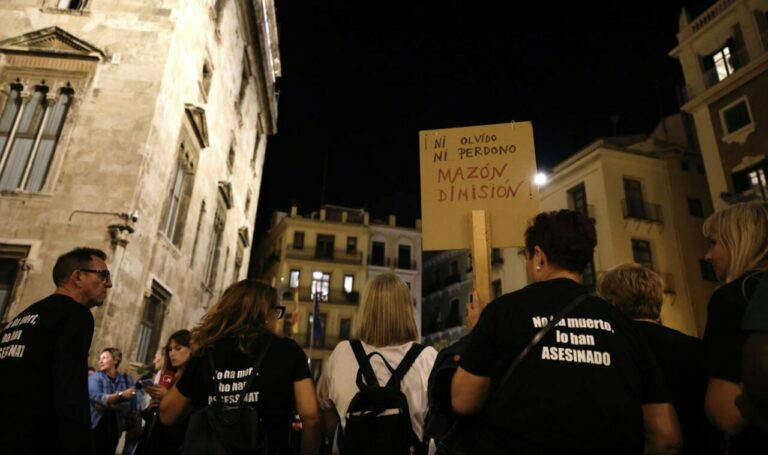 Familiares de víctimas de la dana se concentran ante el Palau de la Generalitat - ROBER SOLSONA/EUROPA PRESS