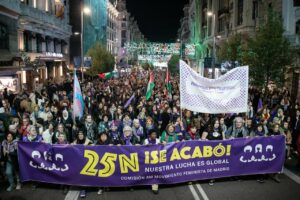 Centenares de personas, durante una manifestación contra la violencia hacia las mujeres (Foto: Alejandro Martínez Vélez - Europa Press)