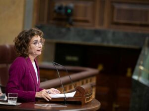 María Jesús Montero, vicepresidenta primera del Gobierno y ministra de Hacienda, en el hemiciclo. (Foto: Congreso)
