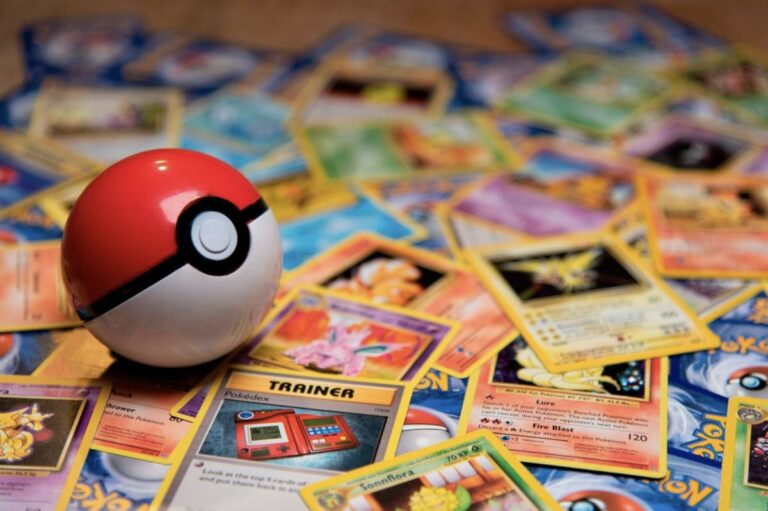 Pokebola sobre cartas coleccionables de Pokemon