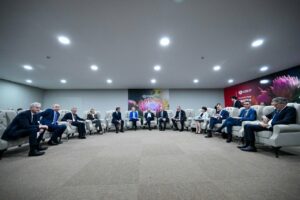 Reunión del G20 con participantes sentados en un salón