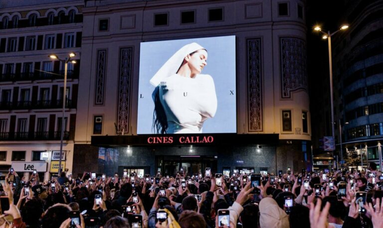 Multitud de fans con teléfonos móviles en el lanzamiento de Lux de Rosalía.