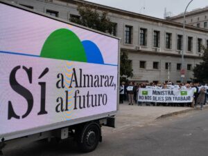 Imagen de la concentración de trabajadores de Almaraz, representantes del comité de empresa, miembros de ‘Sí a Almaraz, Sí al futuro’, del colectivo Mujeres por Almaraz, Jóvenes Nucleares y Women in Nuclear ante el Ministerio de Trabajo.