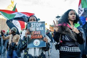 Una mujer sudanesa sostiene una pancarta contra la guerra en Sudán durante una manifestación en Utrecht, Países Bajos - Europa Press/Contacto/Ana Fernandez