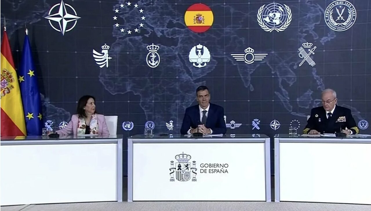 Pedro S&aacute;nchez agradeciendo a los militares en una conferencia