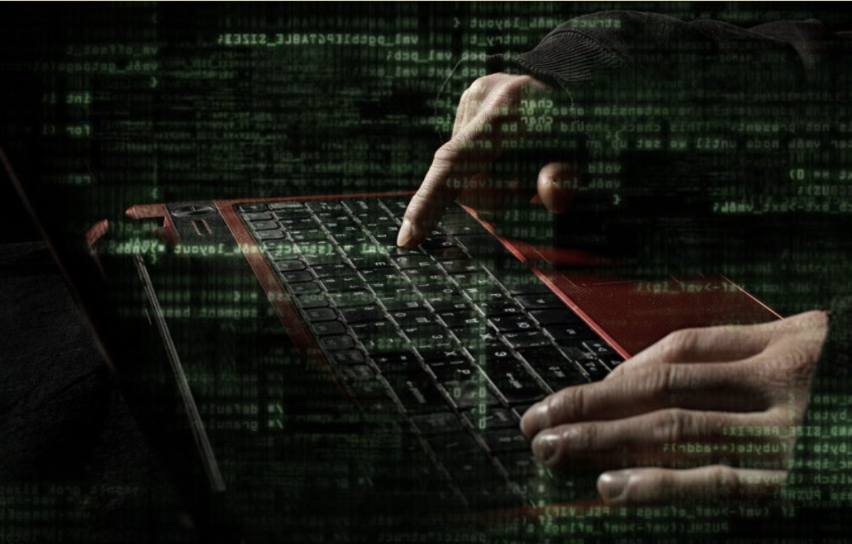 Persona usando un teclado con código digital en pantalla