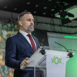 El l&iacute;der de Vox, Santiago Abascal, en una rueda de prensa en la sede del partido. (Foto: Vox)