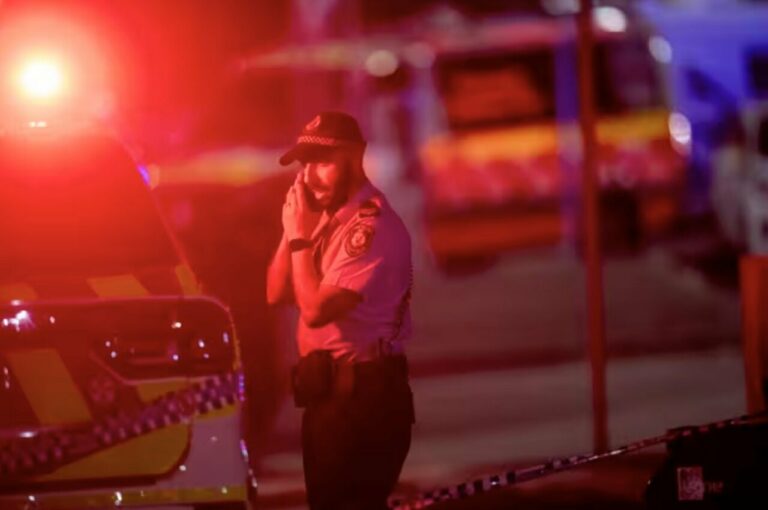 Un agente de la Policía australiana habla por teléfono tras el tiroteo masivo en la playa de Bondi, en Sídney. Se cree que varias personas han muerto después de que hombres armados abrieran fuego contra una multitud reunida en la playa de Bondi. - Jeremy Piper/AAP/dpa