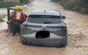 Bomberos rescatando a la persona atrapada en su veh&iacute;culo