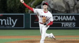 Lanzador de b&eacute;isbol en acci&oacute;n durante un partido