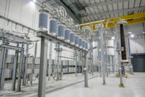 Interior de la estación convertidora de Hunterston con equipos eléctricos.