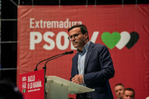 Miguel &Aacute;ngel Gallardo, candidato del PSOE en las elecciones extreme&ntilde;as, durante un mitin de la campa&ntilde;a. (Foto: PSOE de Extremadura)