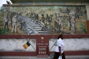 Mural que representa la historia del VIH y su origen en África