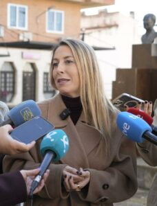 La presidenta de la Junta de Extremadura y candidata del PP a la reelecci&oacute;n, Mar&iacute;a Guardiola, en declaraciones a los medios. (Foto: PP de Extremadura)