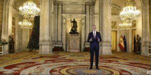 Felipe VI dando su mensaje de Navidad en un palacio decorado