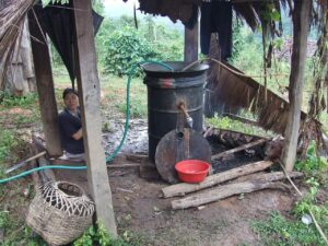 Licores de elaboración no regulada, como el que se fabrica en esta destilería casera de Tailandia, se consumen localmente pero pueden acabar llegando también a los turistas extranjeros. / An-d | Wikimedia Commons