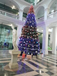 &Aacute;rbol de Navidad decorado en la Lonja del Comercio con luces y adornos.